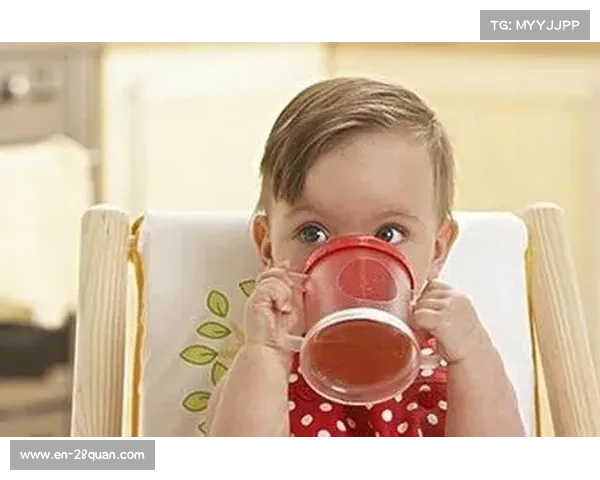 老农自制电解质饮料在补给站为脱水车手提供生命线救援